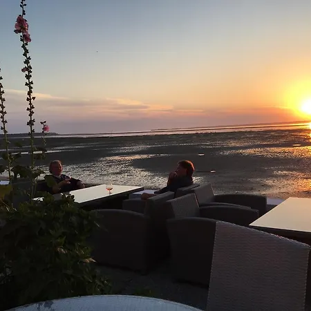 - Le Grand Hotel