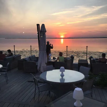 - Le Grand Hotel
